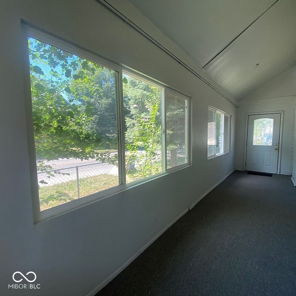 1314 E 10th St - Photo 4 of 17