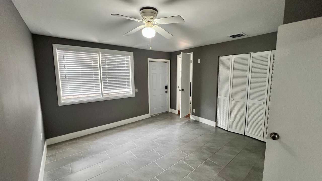 1120 Northeast 23rd Place - Photo 6 of 9