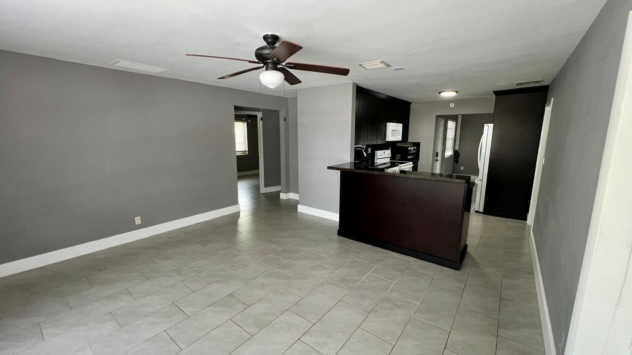 1120 Northeast 23rd Place - Photo 5 of 9