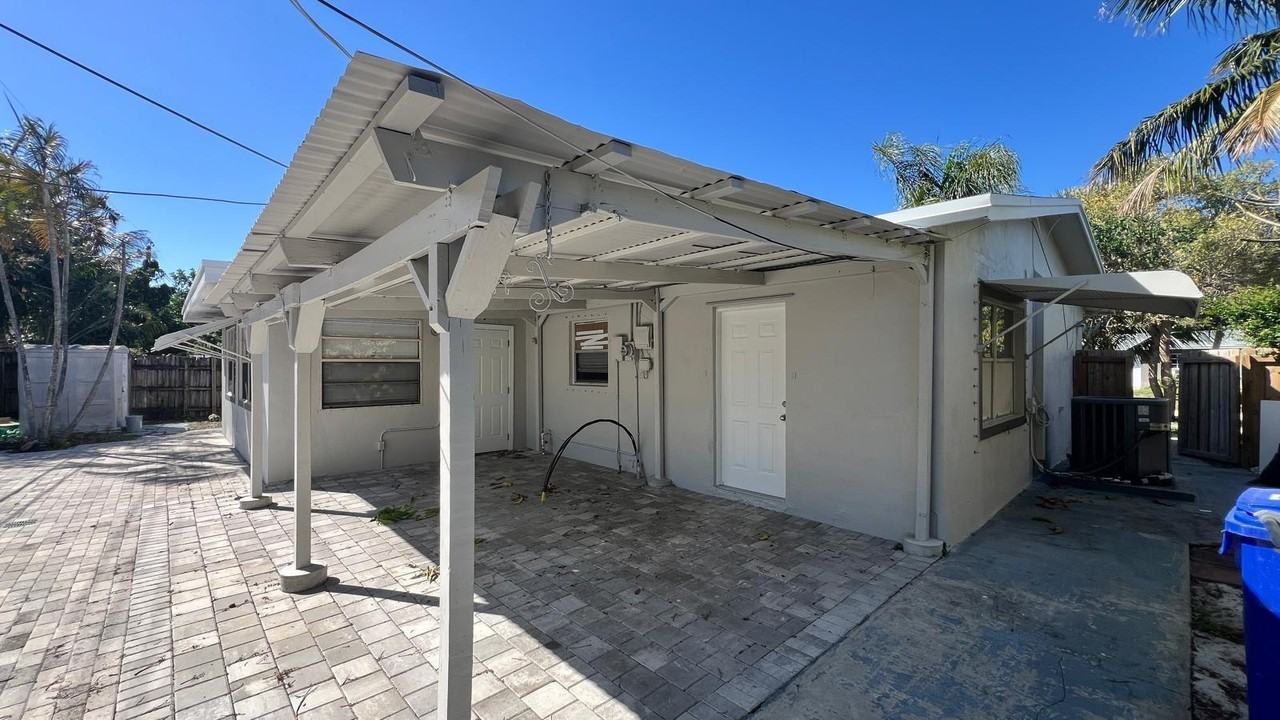 1120 Northeast 23rd Place - Photo 3 of 9