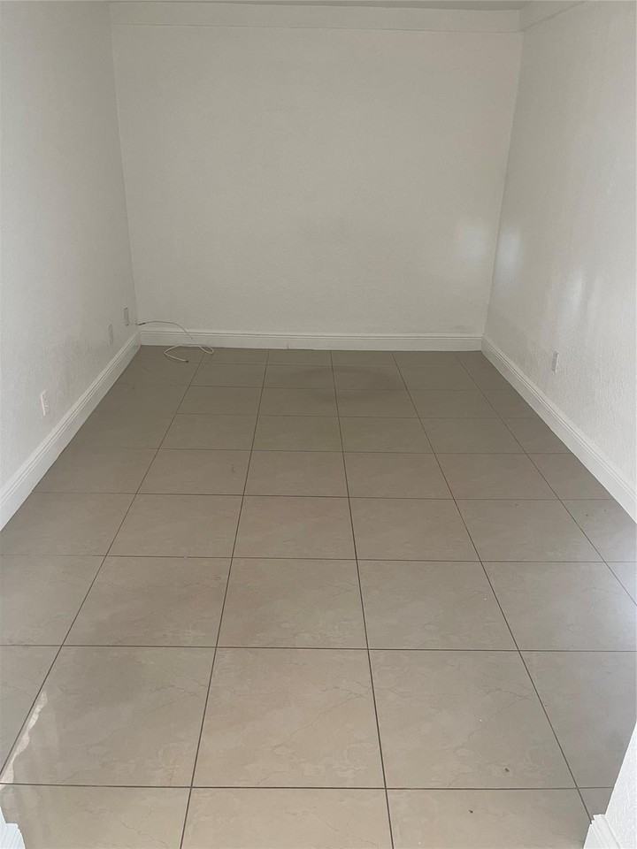 3611 Northeast 15th Avenue - Photo 5 of 7