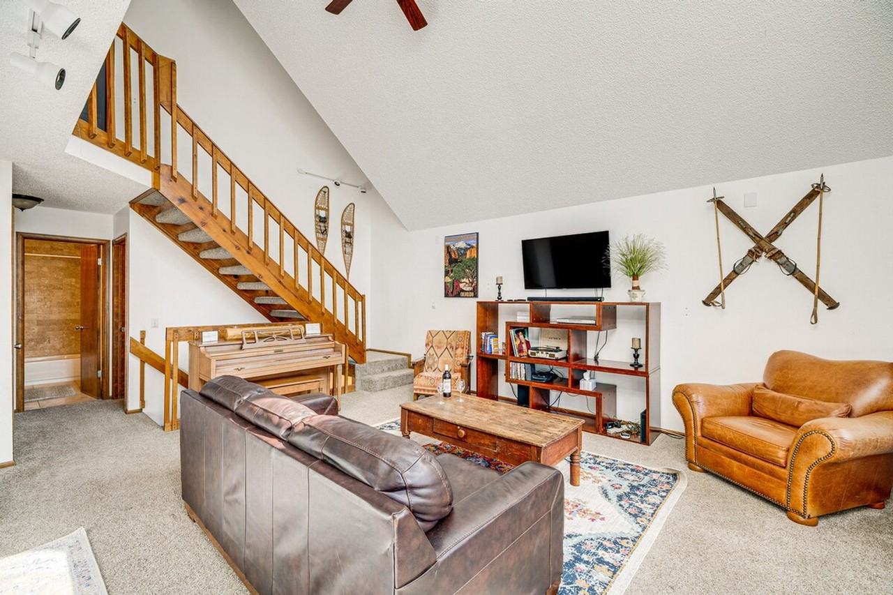 320 E Gunnison Ave #1385814P - Photo 3 of 32