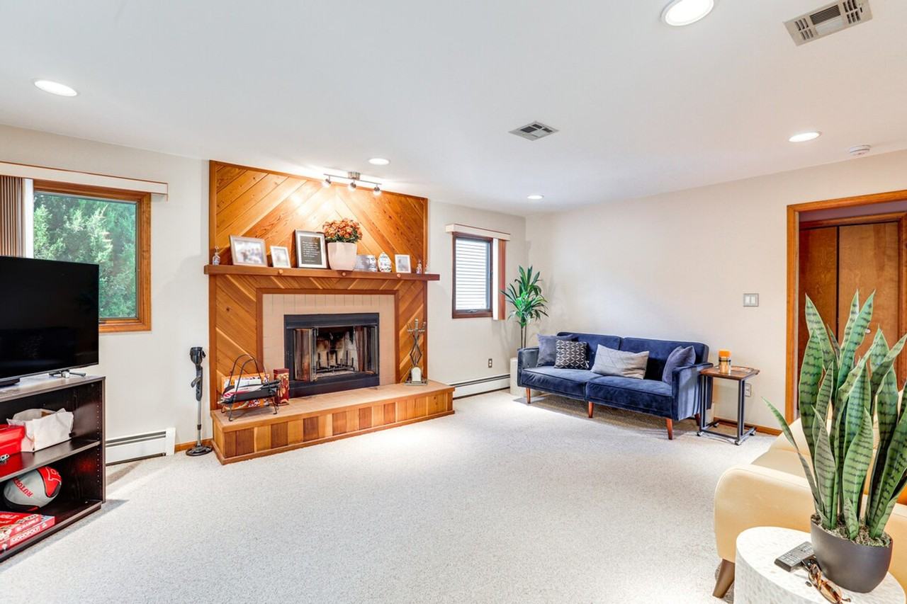 31 Diane Dr #1299736P - Photo 2 of 32