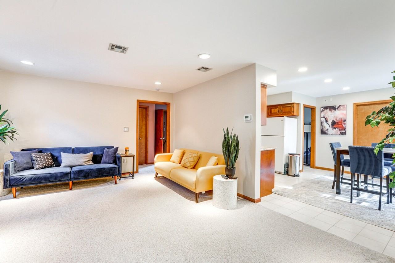 31 Diane Dr #1299736P - Photo 3 of 32