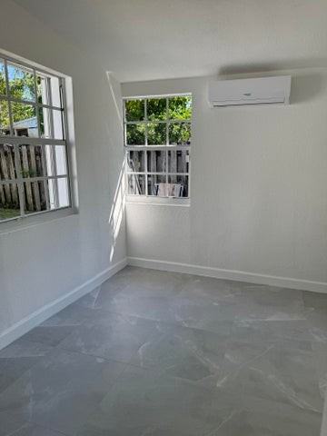 1611 Northeast 46th Street - Photo 6 of 9