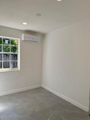 1611 Northeast 46th Street - Photo 7 of 9