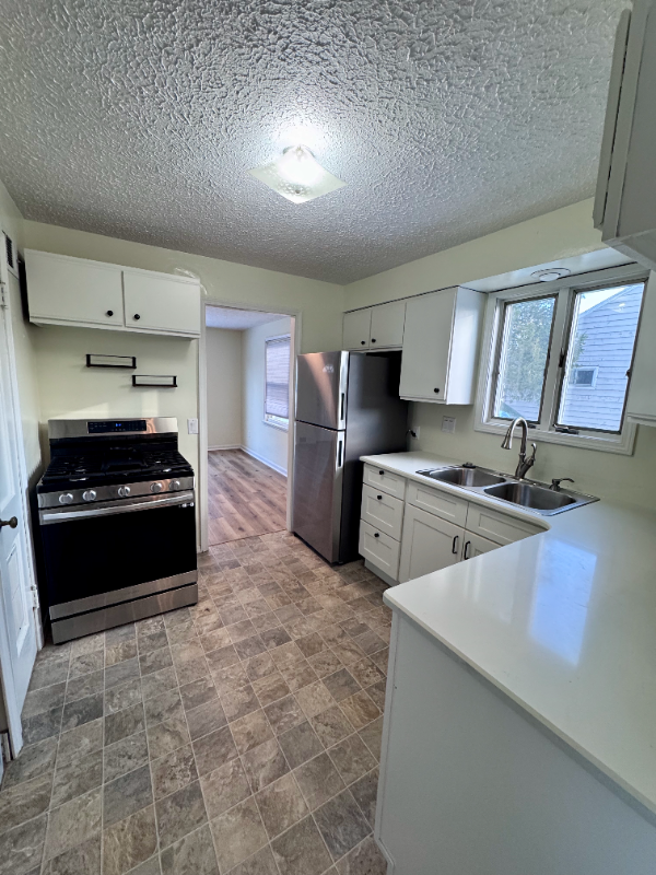 196 S Point Dr - Photo 2 of 20