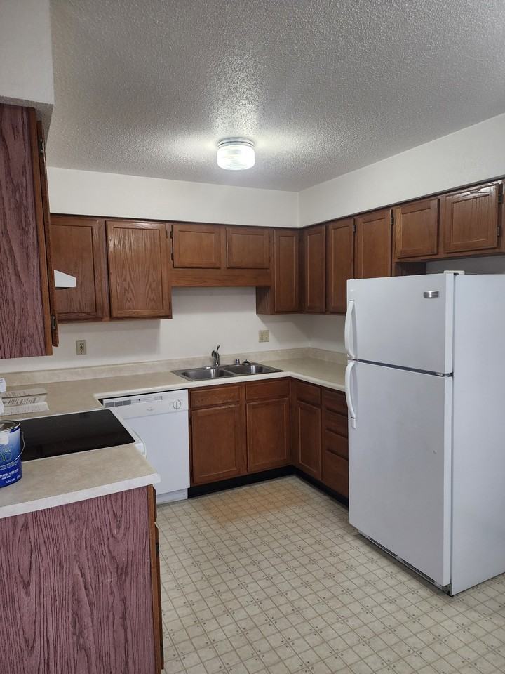 1490 Tower Dr #4 - Photo 3 of 10