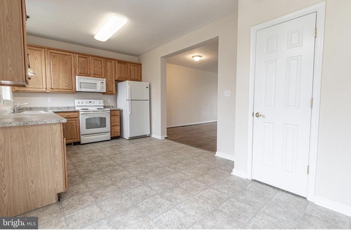 1879 Jamestown Ln - Photo 6 of 18