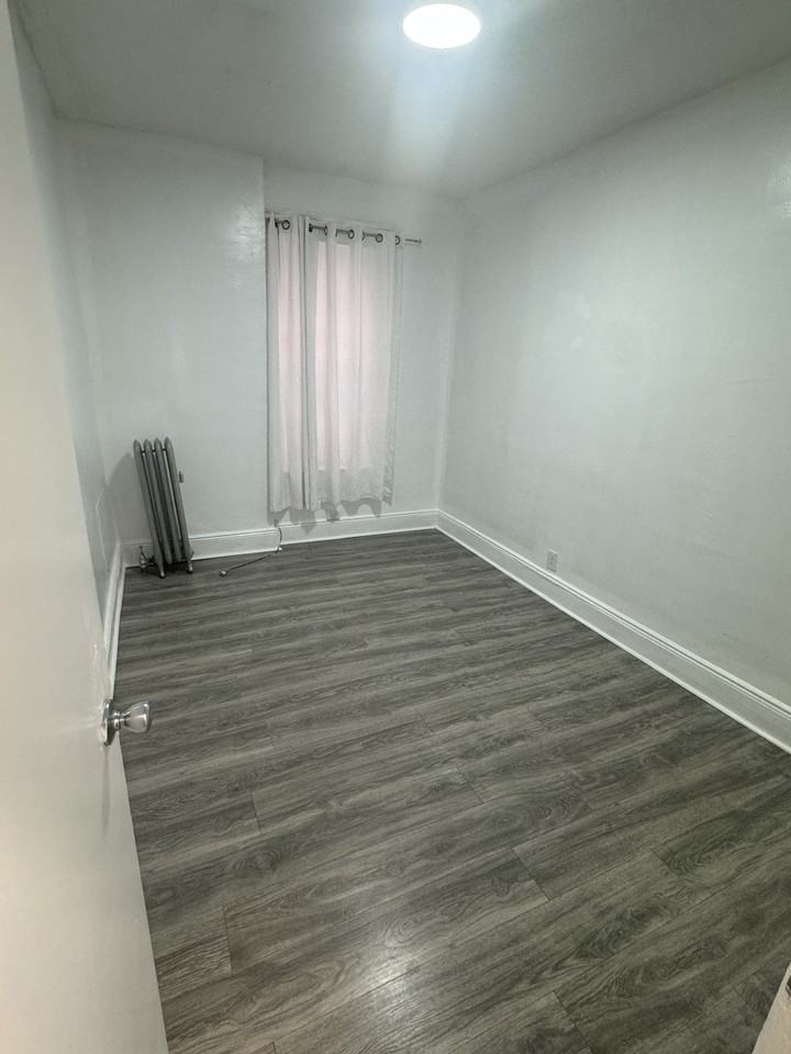 10715 103rd St #1stFL - Photo 5 of 8