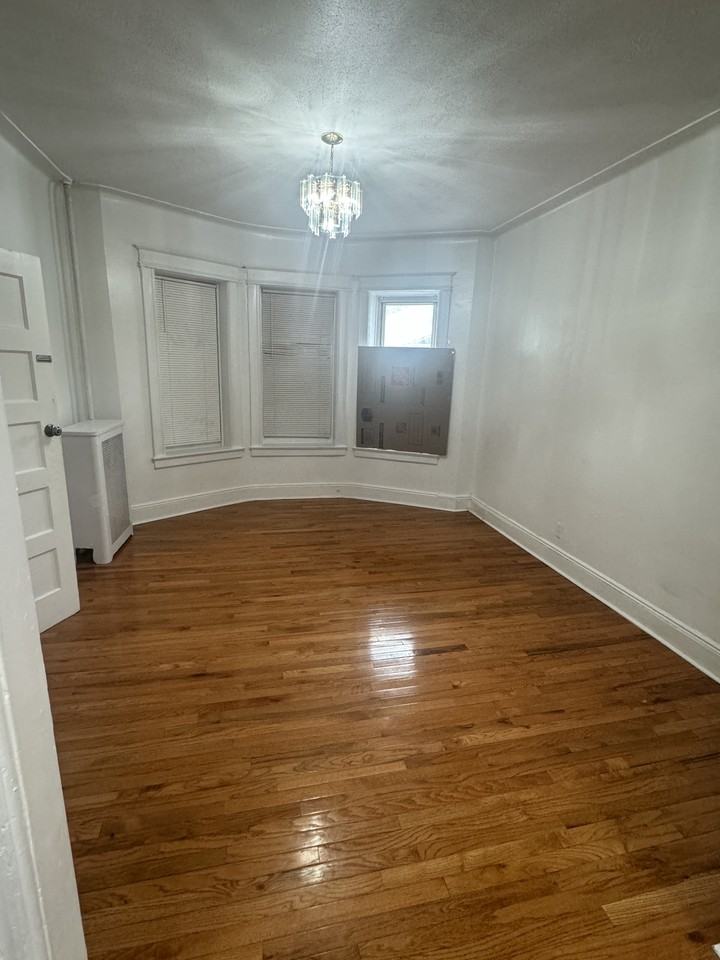 10715 103rd St #1stFL - Photo 6 of 8