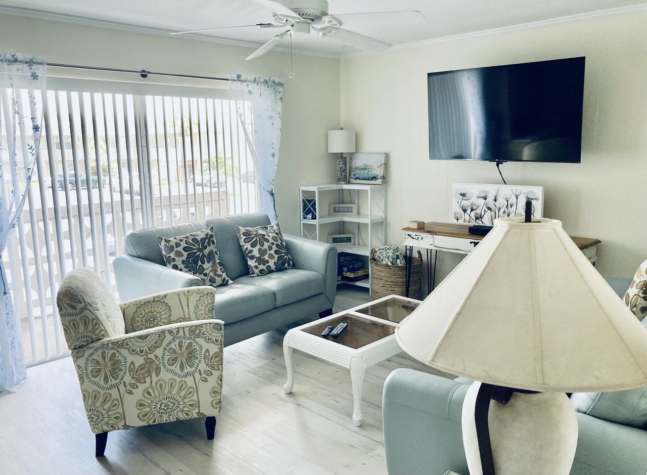 770 Diplomat Blvd - Photo 4 of 19