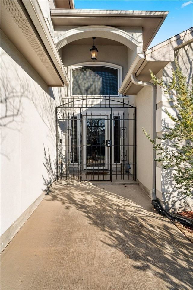 7426 Lake Geneva Dr - Photo 2 of 20