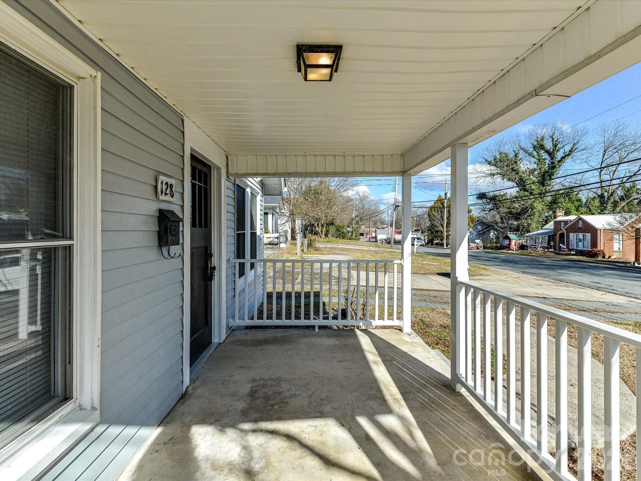 128 Harwood St - Photo 5 of 26