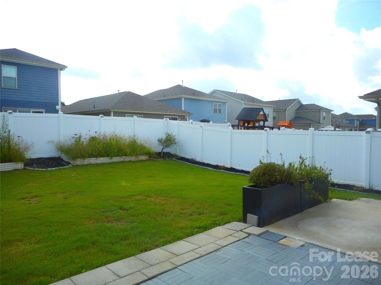 3058 Eastcott Ave - Photo 4 of 28