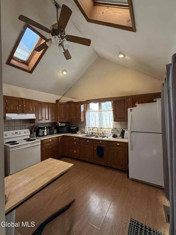 120 Van Dam St - Photo 4 of 9