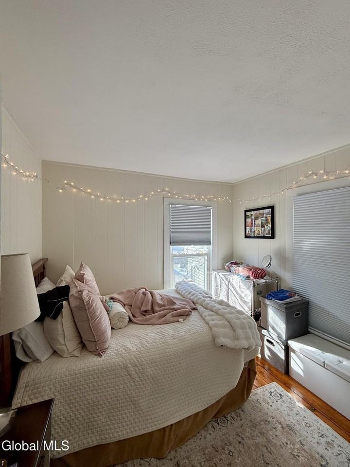 120 Van Dam St - Photo 6 of 9