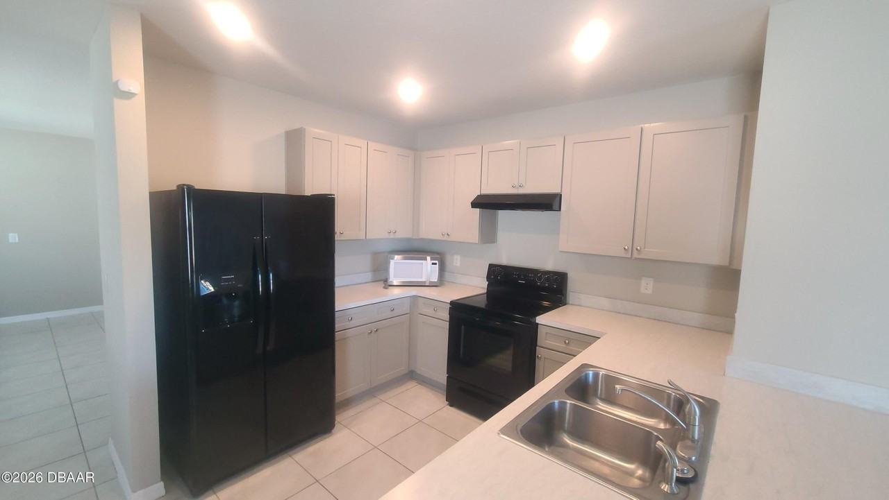 542 Armoyan Way - Photo 4 of 27