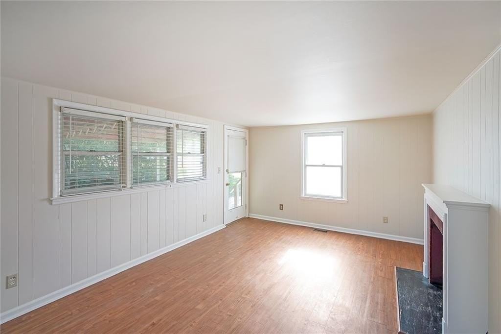 2055 Anderson Dr Se - Photo 3 of 9