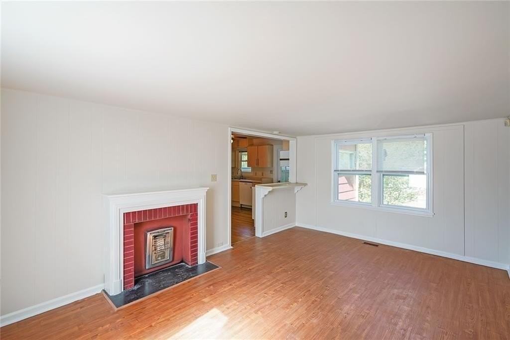 2055 Anderson Dr Se - Photo 4 of 9