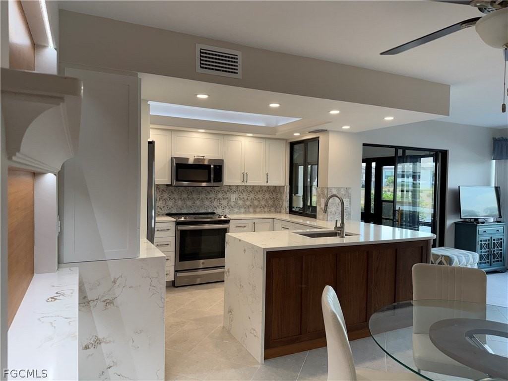 5850 Trailwinds Dr Apt 713 #713 - Photo 2 of 16