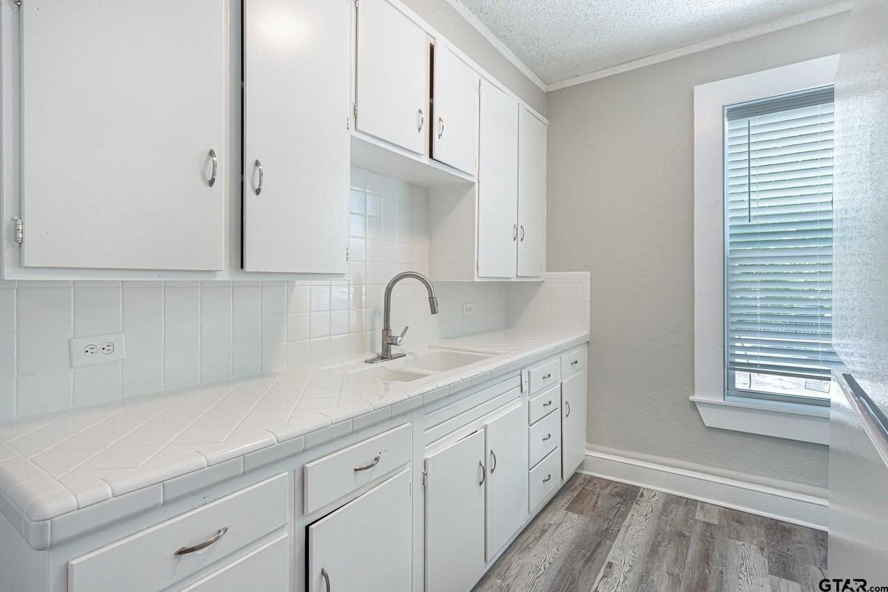 517 S Bolton St - Photo 5 of 8