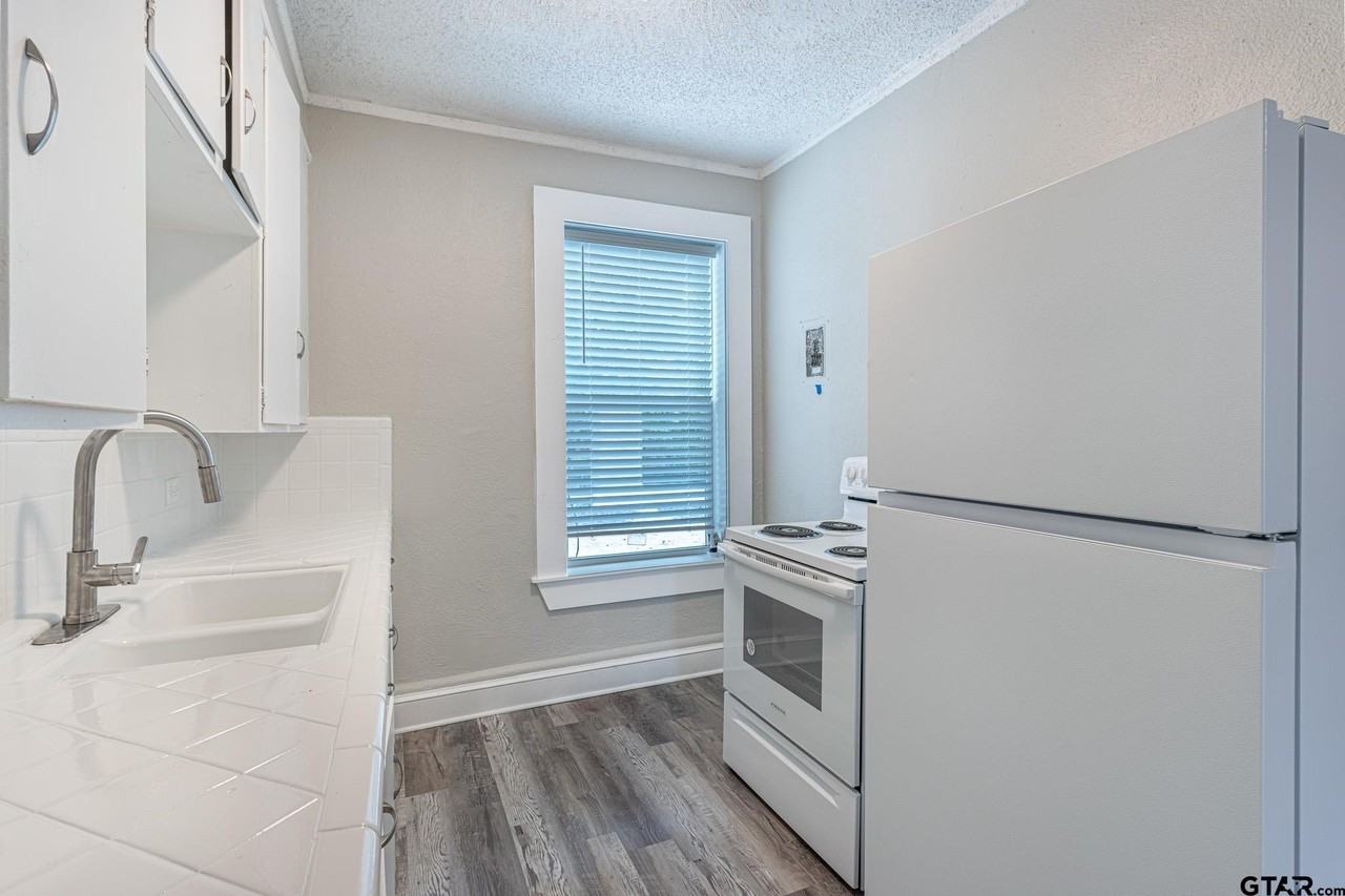 517 S Bolton St - Photo 6 of 8