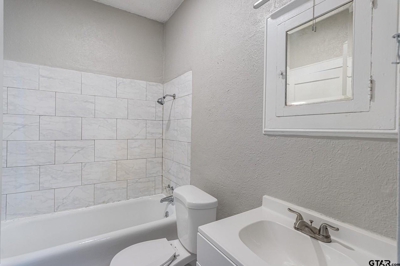 517 S Bolton St - Photo 7 of 8