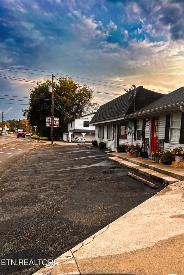 801 W Race St - Photo 2 of 8