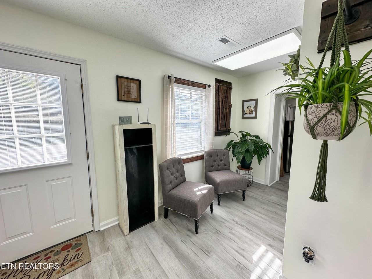 801 W Race St - Photo 4 of 8