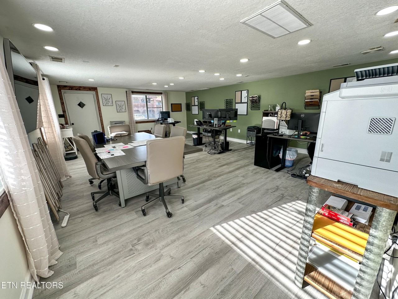 801 W Race St - Photo 5 of 8