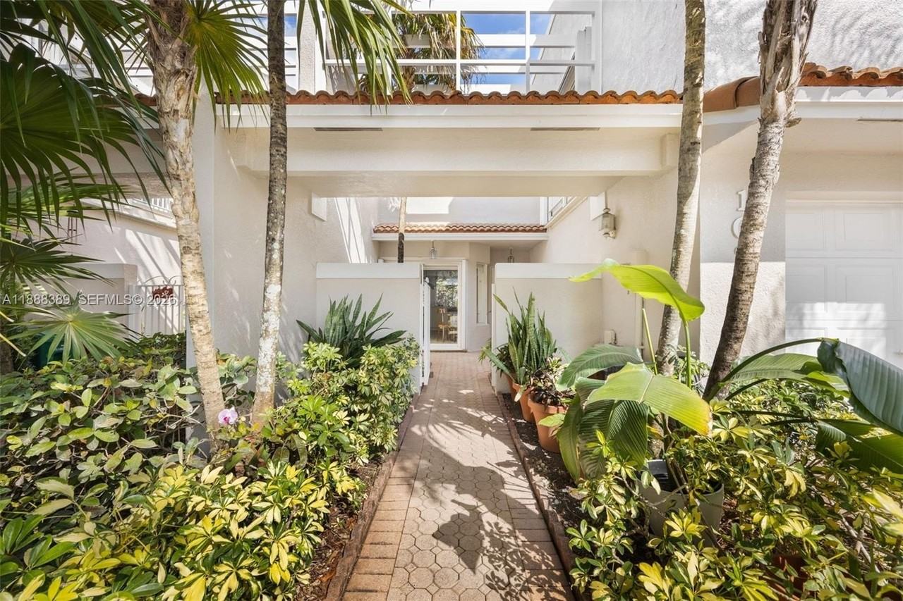 10233 Nw 52nd Ln #0 - Photo 2 of 18