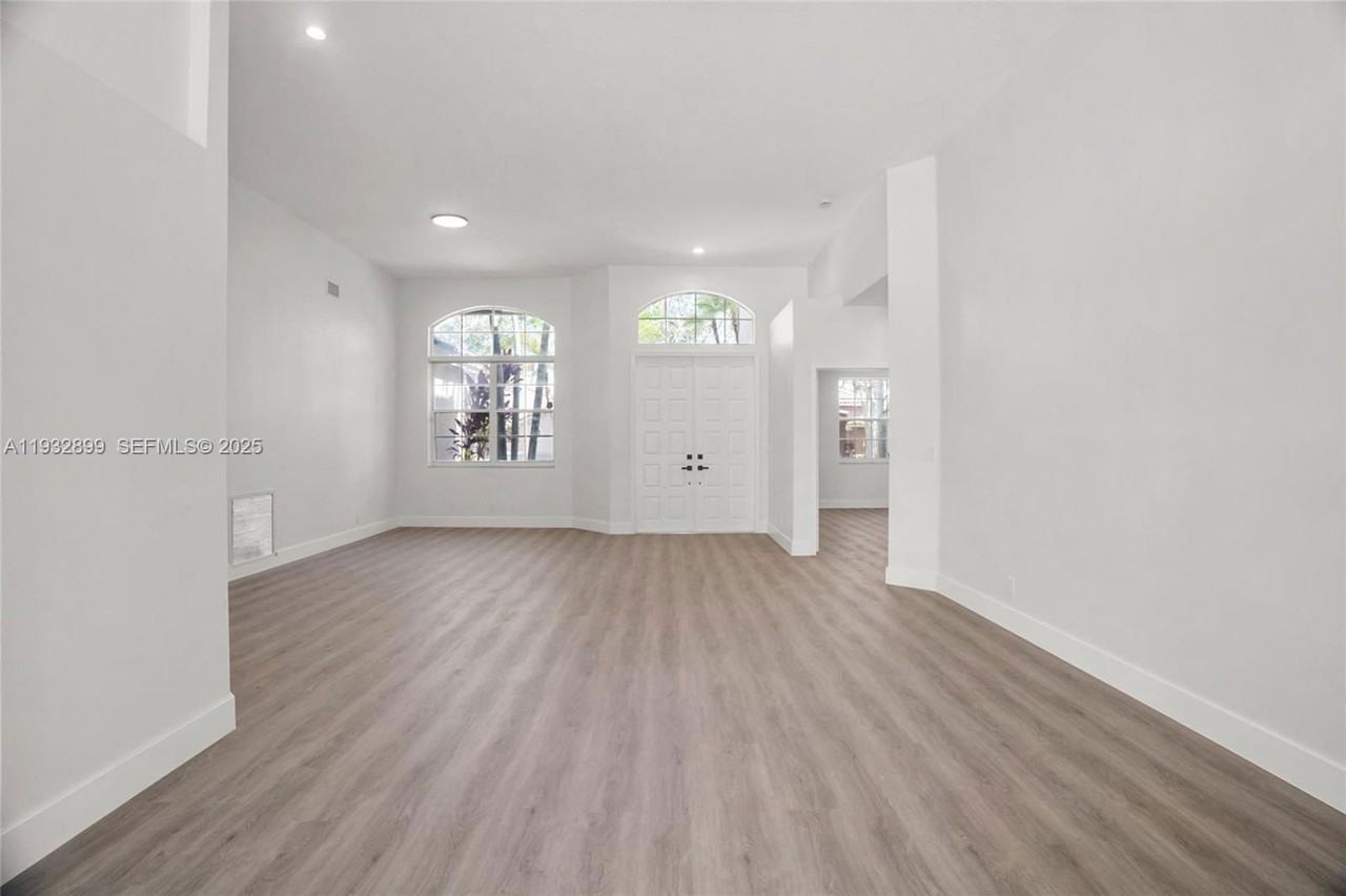 2611 Oakbrook Ct - Photo 3 of 8