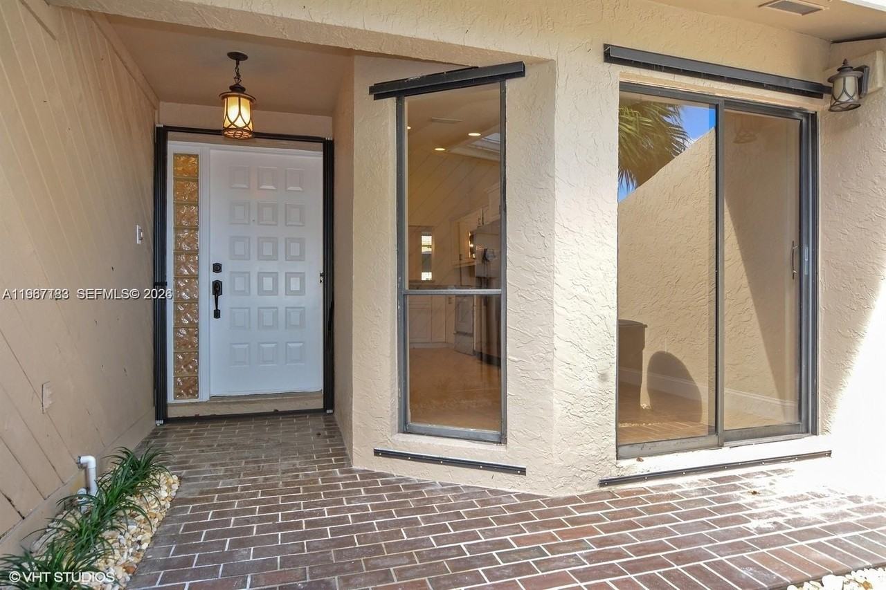 6720 Canary Palm Cir - Photo 2 of 20