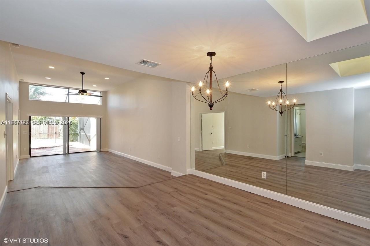 6720 Canary Palm Cir - Photo 4 of 20