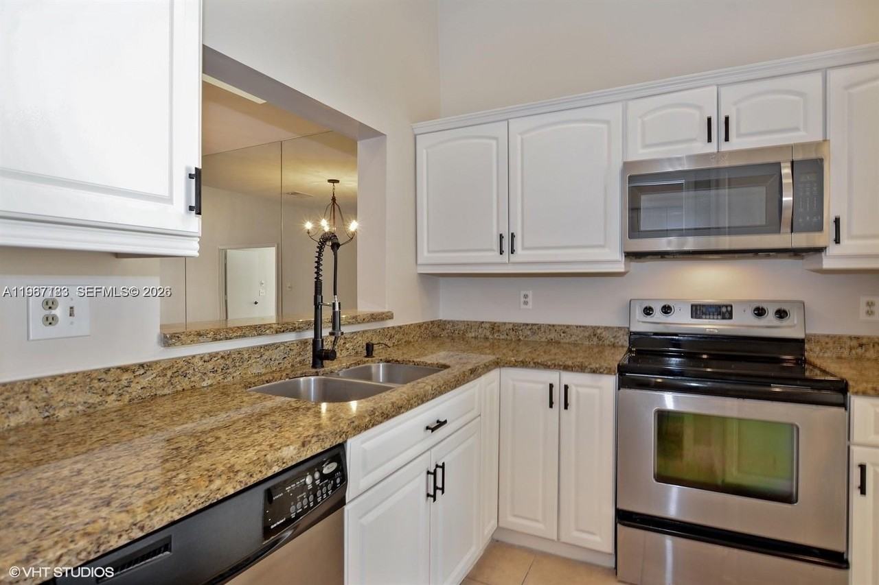 6720 Canary Palm Cir - Photo 6 of 20