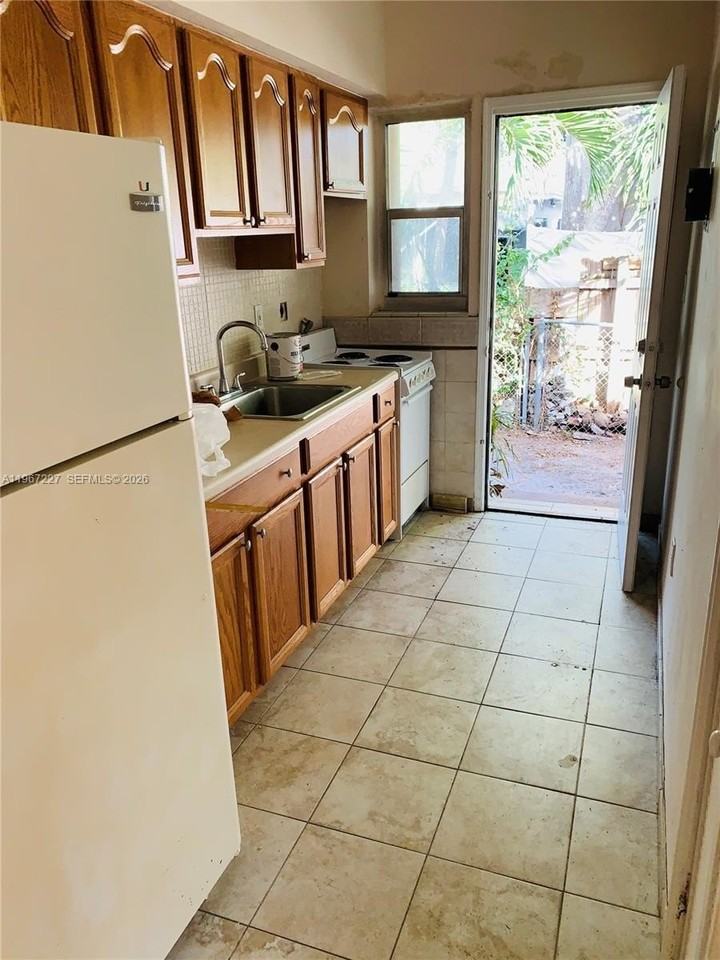 1020 Sw 5th St #6 - Photo 2 of 11