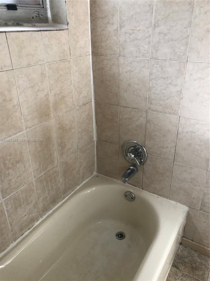 1020 Sw 5th St #6 - Photo 5 of 11