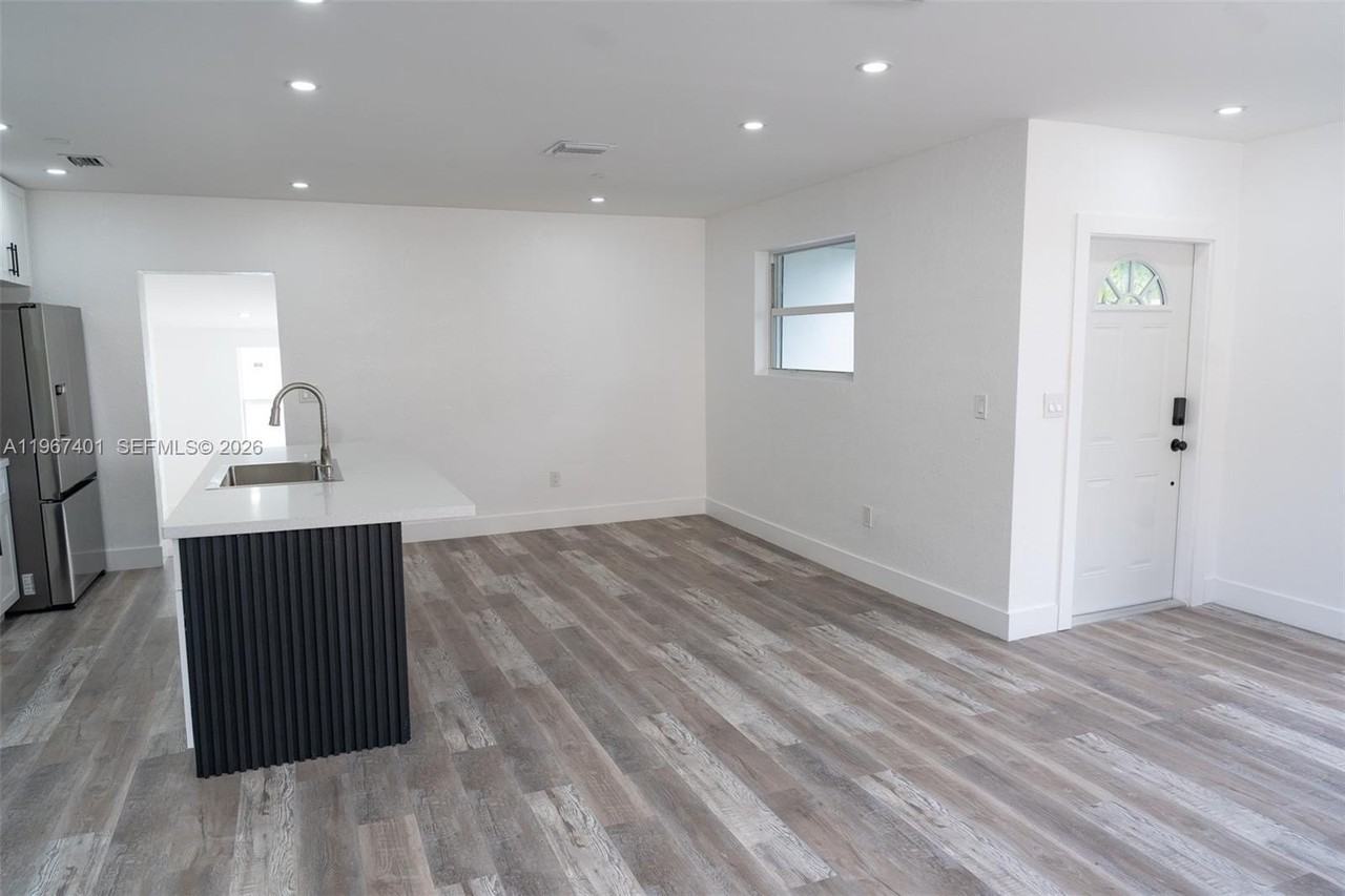 2600 Nw 108th St - Photo 5 of 42