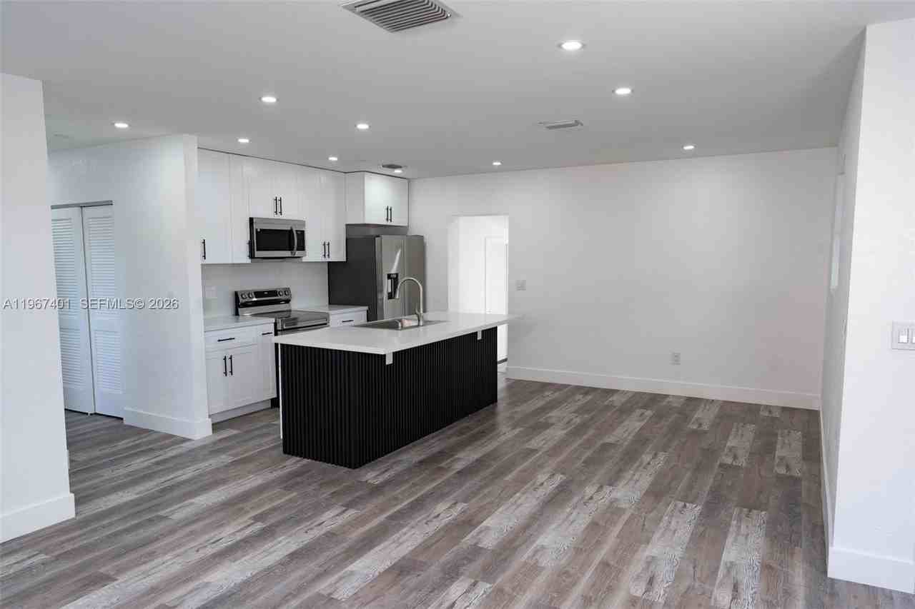 2600 Nw 108th St - Photo 6 of 42