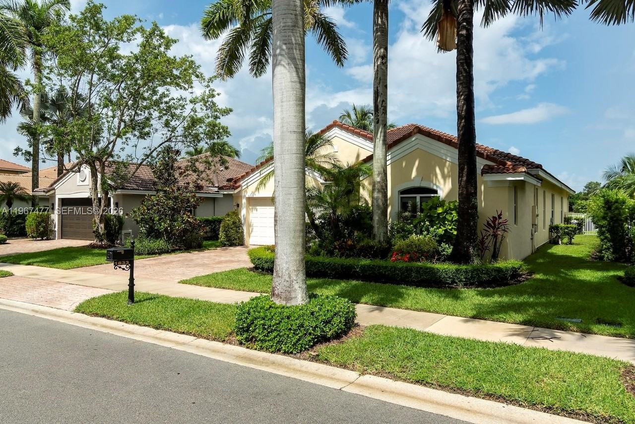 1833 Harbor View Cir #1833 - Photo 3 of 50