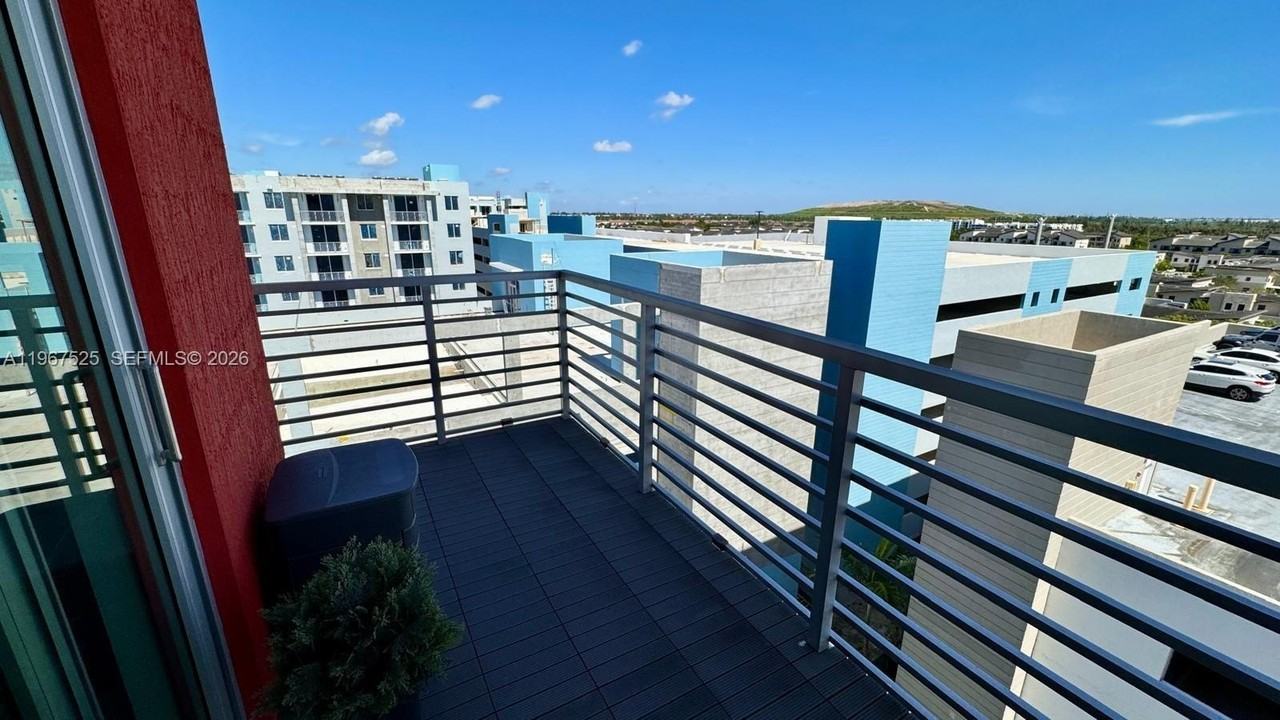 7875 Nw 107th Ave #812 - Photo 4 of 19