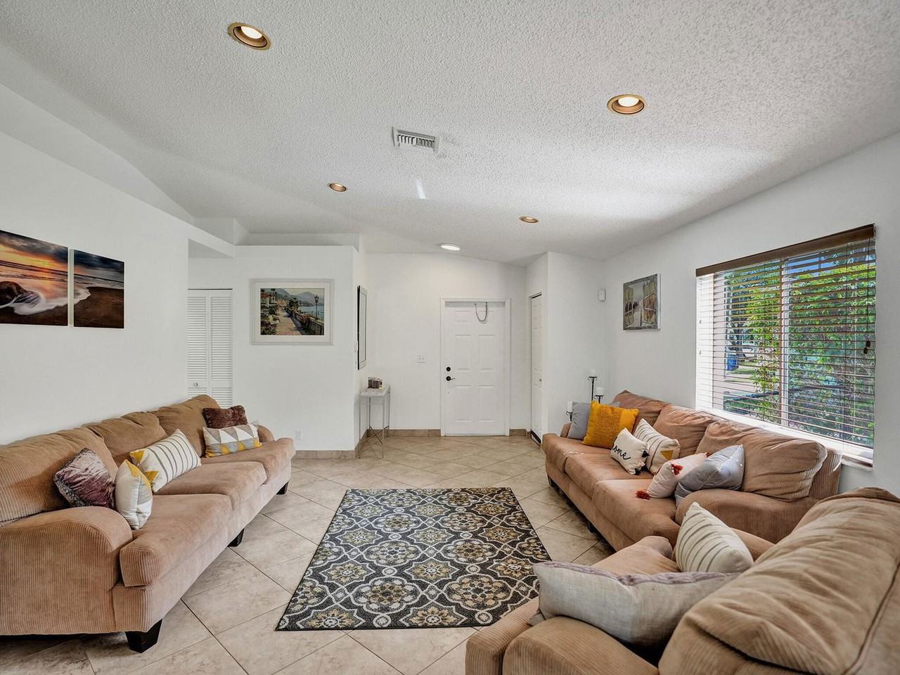 1245 Sw 46th Way - Photo 3 of 8