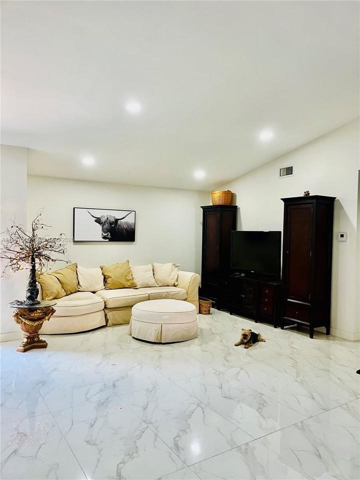 6201 Portsmouth Ln - Photo 4 of 13