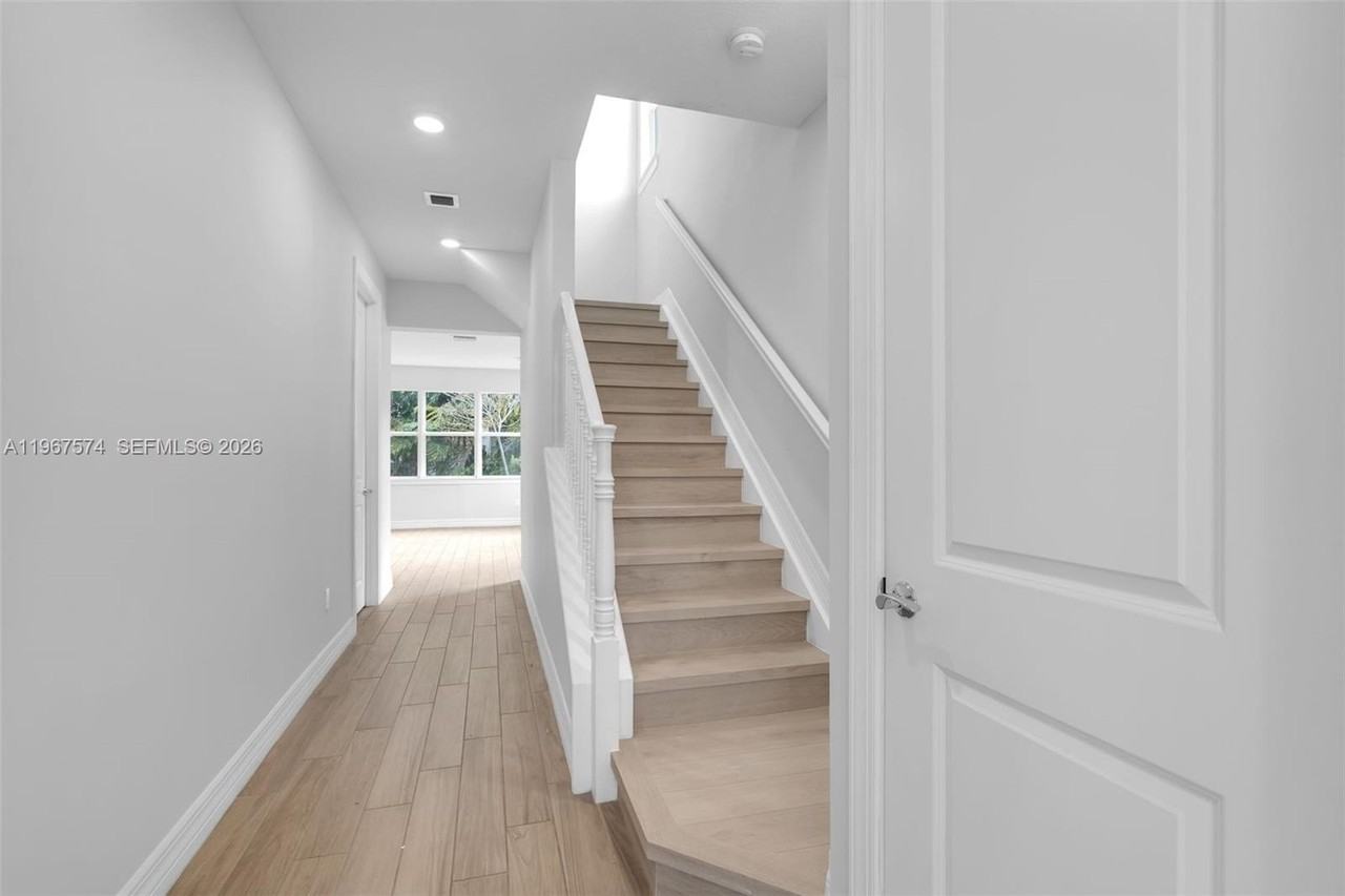 1595 Evergreen Ter - Photo 3 of 38