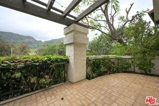 1486 Palisades Dr - Photo 4 of 8