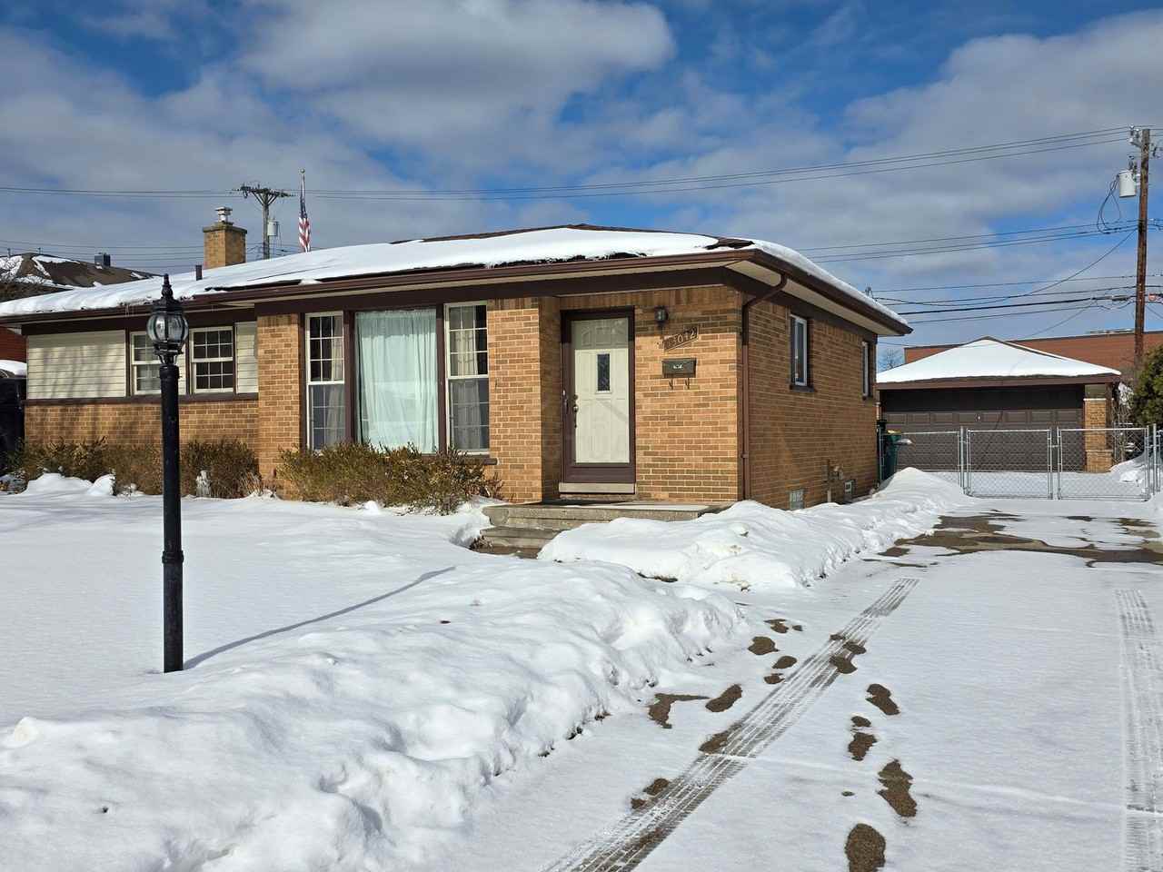 33042 Slocum Dr - Photo 2 of 8