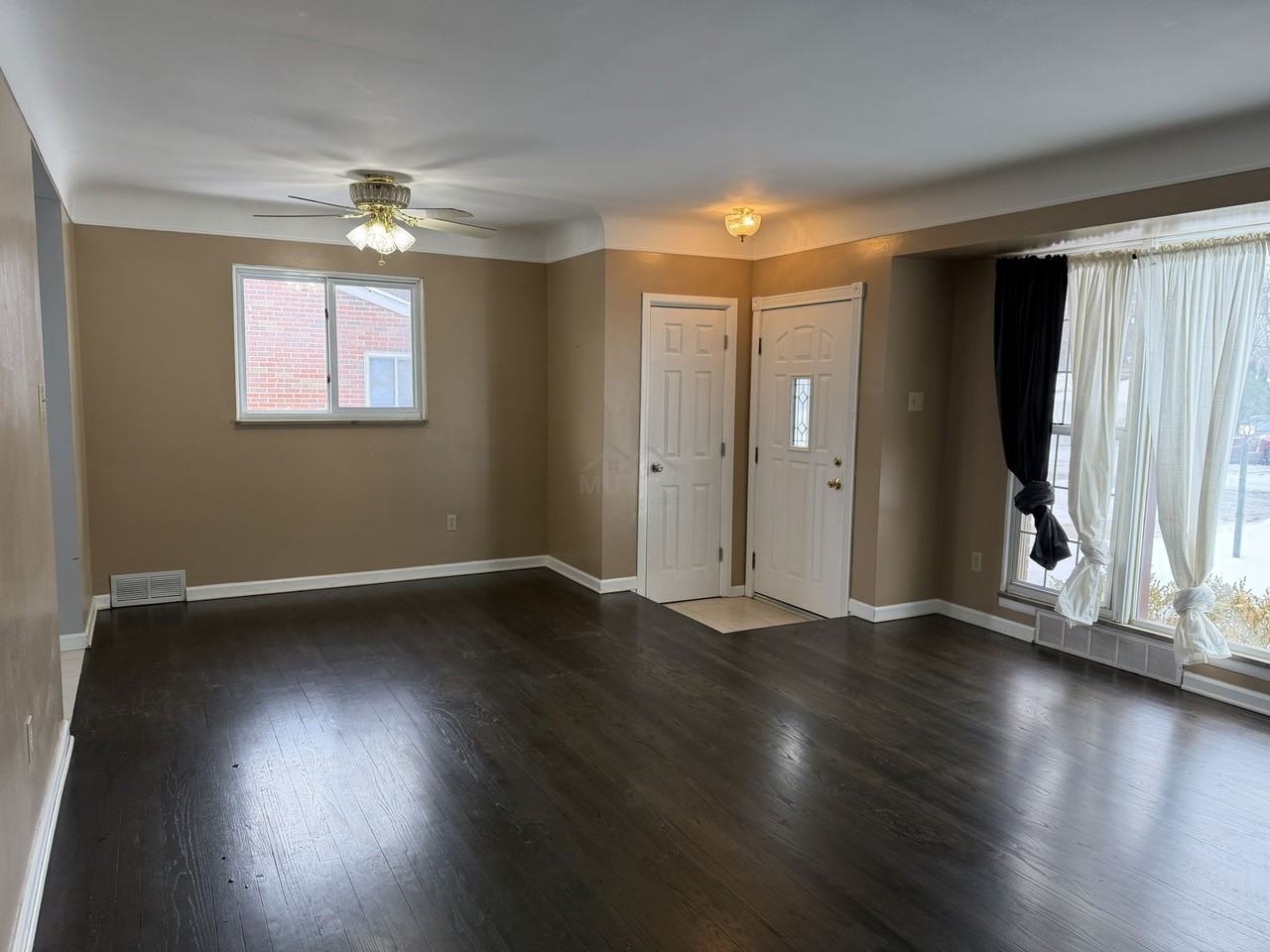 33042 Slocum Dr - Photo 3 of 8