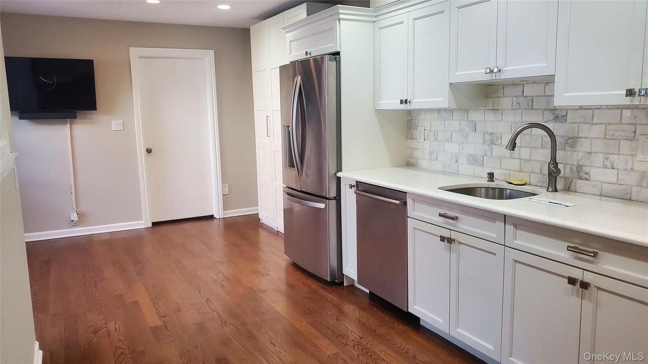 91 Duckpond Dr - Photo 2 of 12