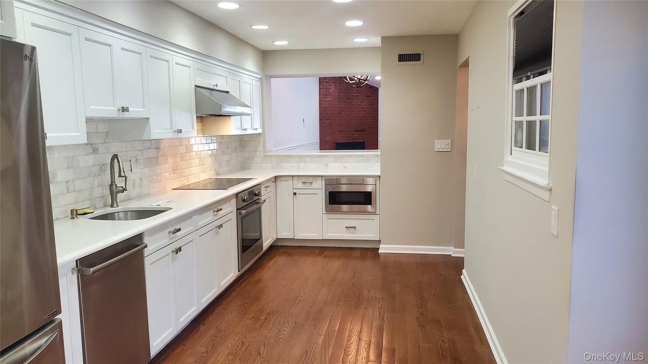 91 Duckpond Dr - Photo 4 of 12